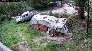 Kamyonet bahçeye uçtu, 3 kadın saniyelerle ölümden döndü