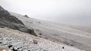 Karayazı'da Çakmak Dağı'na mevsimin ilk karı düştü