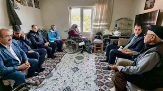 Kaymakam Atam yaşlı vatandaşları evlerinde ziyaret etti
