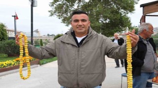 Kışın habercisi olan şifa kaynağı alıç, tezgahlardaki yerini aldı