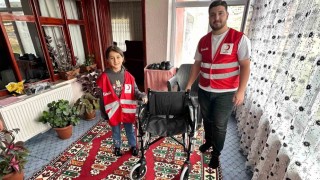 Kızılay'dan ihtiyaç sahibi vatandaşa tekerlekli sandalye desteği