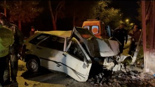 Kontrolden çıkan araç duvara çarptı… Sıkıştığı araçtan böyle kurtarıldı