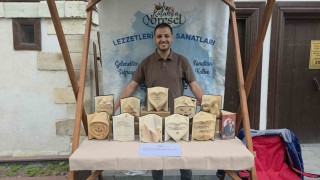 Kütahya'da hurda kitaplar sanat eserine dönüşüyor