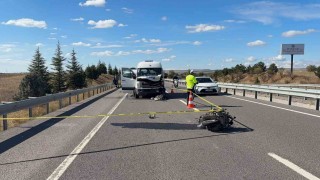 Kütahya'da minibüsle çarpışan genç motosikletli hayatını kaybetti