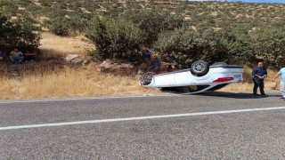 Mardin'de takla atan otomobilde hasar oluştu