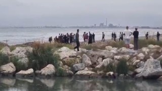 Mersin'de denize giren 3 gençten biri hayatını kaybetti