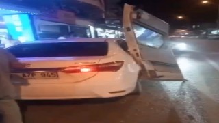 Minibüsün kapısı otomobilde asılı kaldı