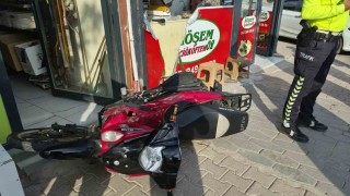Motosiklet çocuğa çarpıp iş yerine daldı: 1 yaralı