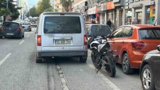 Motosiklet hafif ticari araca çarptı: 2 yaralı