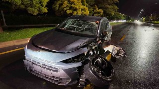 Niğde'de refüje çıkarak, ağaca çarpan SUV araç kullanılamaz hale geldi