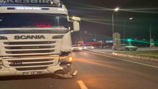 Otomobil ile tırın çarpıştığı maddi hasarlı kaza kamerada