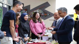 Rektör Kuyrukluyıldız, öğrenci kulüplerinin tanıtım stantlarını ziyaret etti