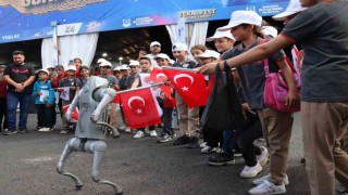 Robot köpek çocukların ilgi odağı oldu