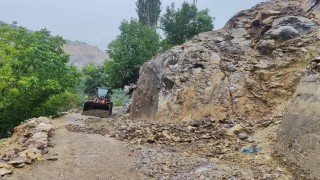 Sason'da heyelan ve taş düşmeleri nedeniyle kapanan köy yolları ulaşıma açıldı