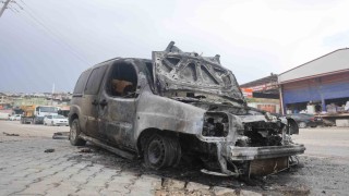 Seyir halindeyken alevlere teslim olan Fiat marka araç dakikalar içinde yanarak kullanılmaz hale geldi