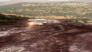 Siirt'te yağış sonrası yollar çamura döndü, araçlar yolda kaldı