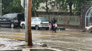 Siverek'te vatandaşlar yağmura hazırlıksız yakalandı