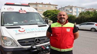 Su altında kalan mezarların başında dua etti