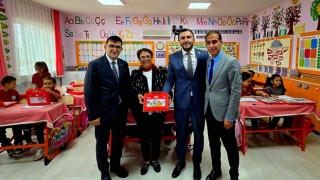 Sumbas’ta Gazi İlkokulu Öğrencilerine Anlamlı Hediye