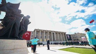 TBMM Başkanı Kurtulmuş, Atatürk Anıtı'na çelenk bıraktı