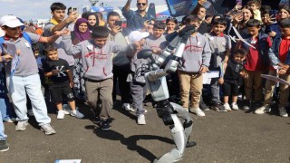 TEKNOFEST Güneydoğu'da insansı robota yoğun ilgi: Halay çektirdiler, türkü söyleyip öptüler