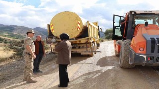 Tercan'da Kemerçam köyü yolunda asfalt çalışması