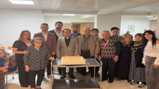 Tosya'da huzurevi sakinleriyle yaş pasta kesildi
