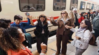 Turistik Karaelmas Ekspresi yolcularını Madenci Korosu coşkuyla karşıladı