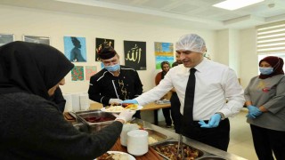 Vali Aktaş yaşlı vatandaşlara elleriyle yemek ikramı yaptı