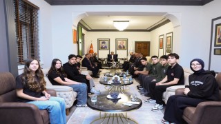 Vali Aydoğdu, "Bizim Gök Kubbemiz" projesi kapsamında Erzincan'a gelen öğrencileri kabul etti