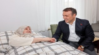 Vali Sözer, yaşlı çiftin evine konuk oldu