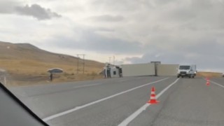 Van'da devrilen tırın sürücüsü yaralandı
