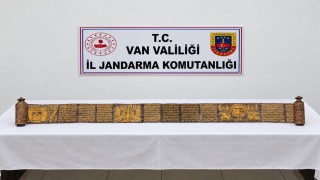 Van'da jandarmadan tarihi eser operasyonu: Altın yaldız işlemeli Tevrat ele geçirildi