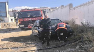 Van'da park halindeki otomobilde yangın