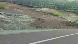 Yayla yolunda toprak kayması yaşandı