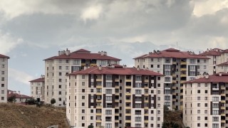 Yüksekova'ya mevsimin ilk karı düştü